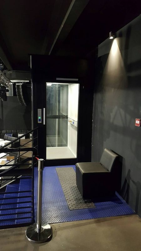 Ascenseur élévateur PMR pour accessibilité des personnes handicapées dans une boite de nuit de la farlède