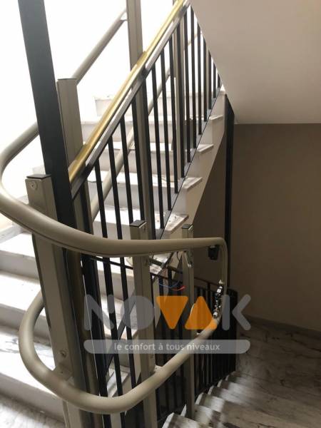 Réalisation de l’installation d’une plateforme monte-escalier oblique ARTIRA de GARAVENTA LIFT en région PACA
