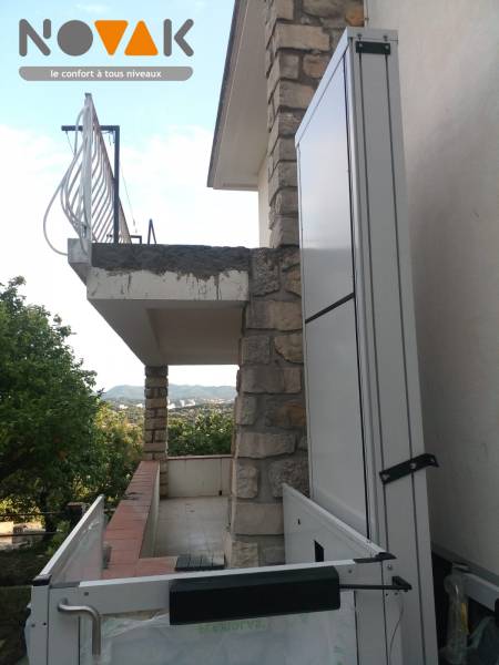 Aménagement d’une plateforme élévatrice verticale OPAL de Garaventa Lift pour personnes handicapées en extérieur de résidence en région PACA
