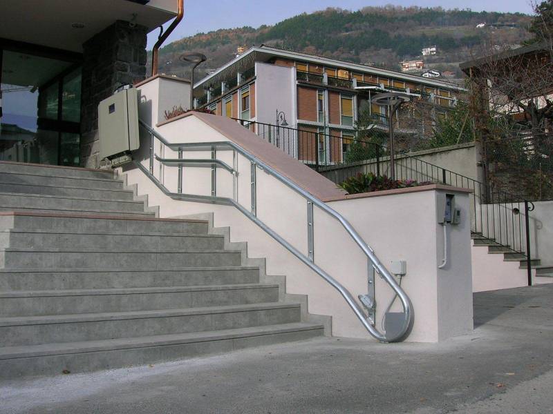 Plateforme monte-escalier ARTIRA de GARAVENTA LIFT au sein d'un ERP en région PACA 