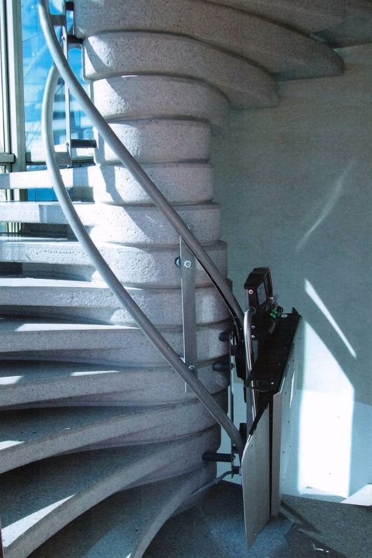 Plate-forme monte-escalier ARTIRA escalier droit ou courbe intérieur ou extérieur