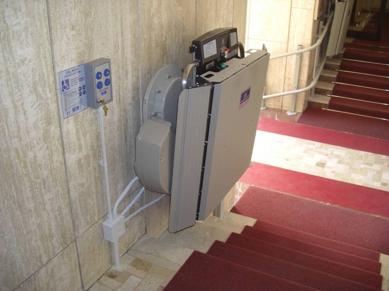 Plateforme élévatrice très sûre pour extérieur ou intérieur de maison pour escaliers droits ou courbes pour personnes à mobilité réduite