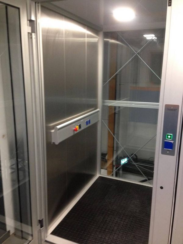 Elevateur PMR pour handicapé avec portes panoramiques à ouverture automatique et structure en aluminium vitrée