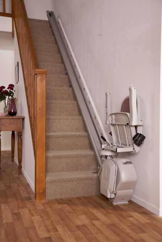 largeur minimale requise pour installer un monte escalier