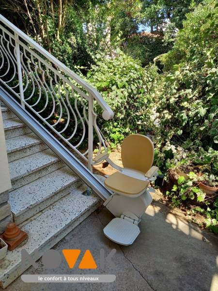 Mise en place d’un siège monte-escalier droit ACORN en extérieur de maison à La Crau en région PACA