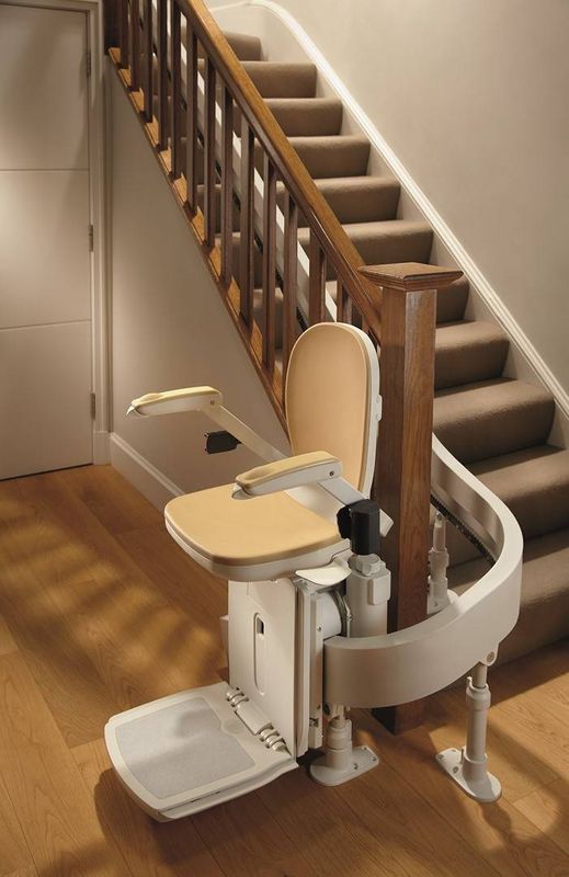 Quelle largeur minimale requise pour faire installer un fauteuil monte escalier dans sa maison